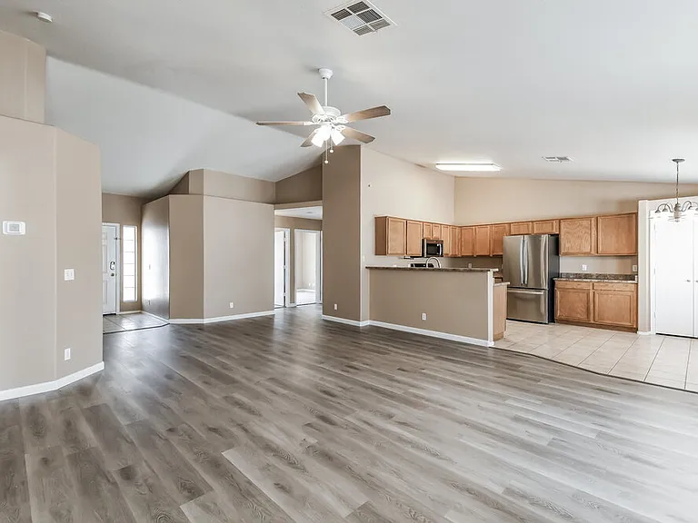 527 N Bailey Cir — Photo 3