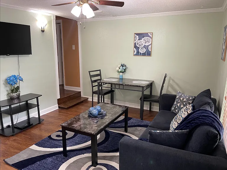 1044 Camp Ave — Photo 3