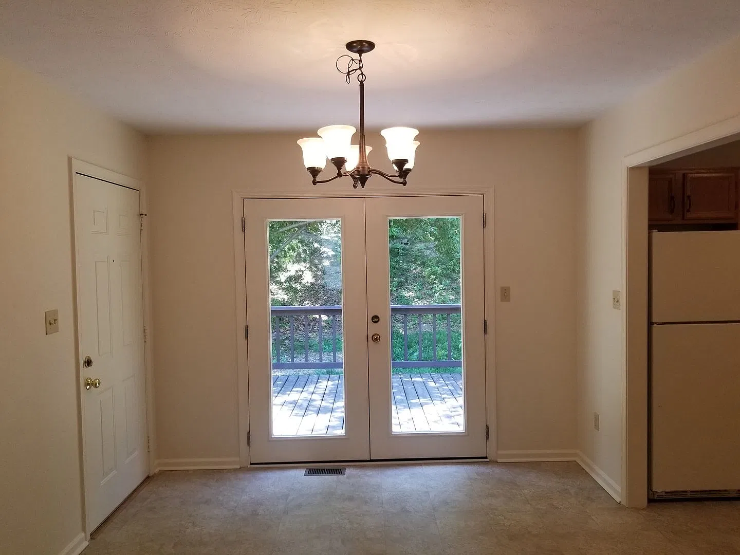3 Bedroom Single Family House — Photo 1