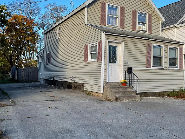 1126 Cutler St — Photo 1
