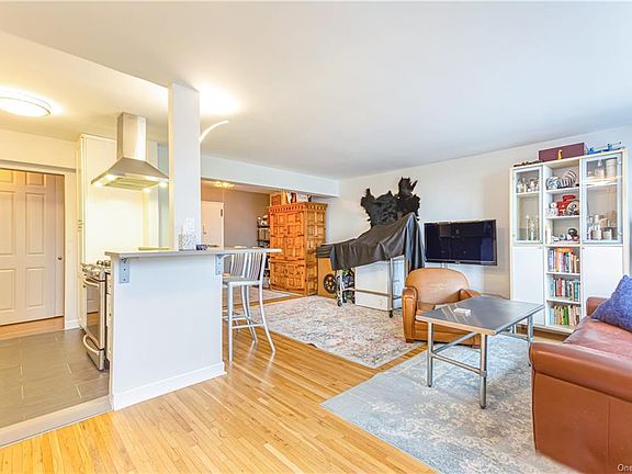 3rd image of 601 Kappock St APT 3M