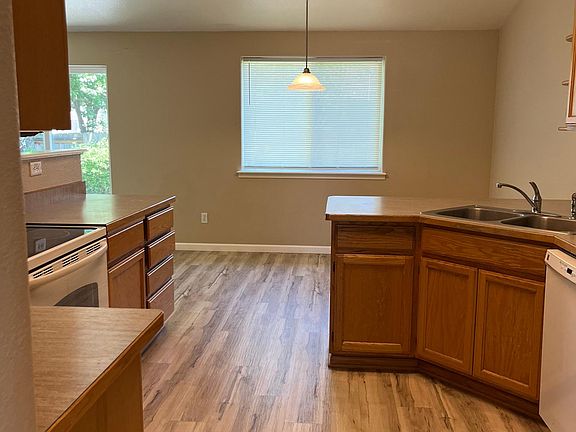 5th image of 2052 Manchester Dr