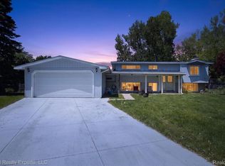 1869 Middle Trail Rd, Commerce Township, MI 48390