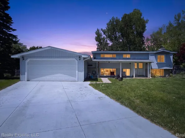 1869 Middle Trail Rd, Commerce Township, MI 48390
