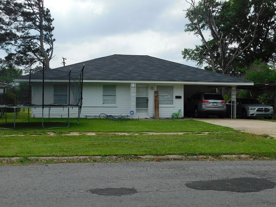 1st image of 204 3rd St SE