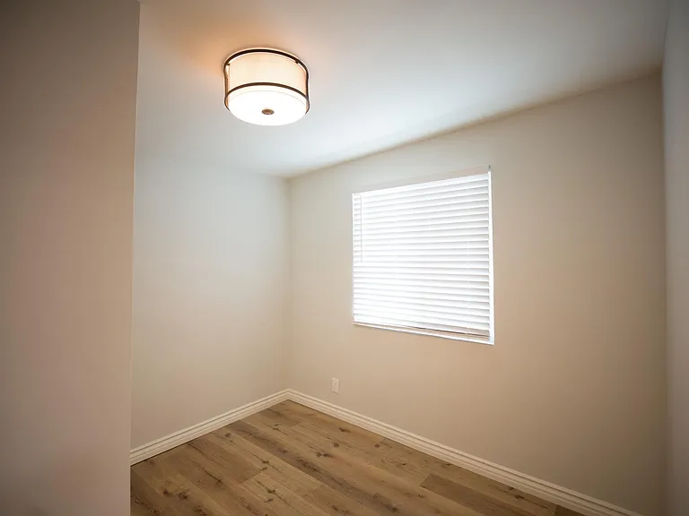 2210 Clinton St — Photo 12