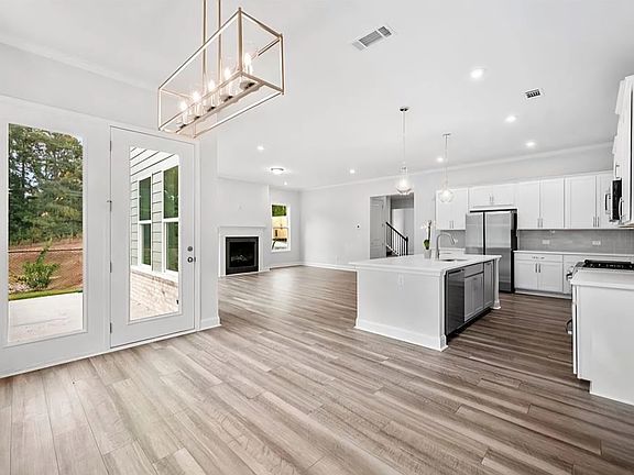 5th image of 2535 Whistler Way NE