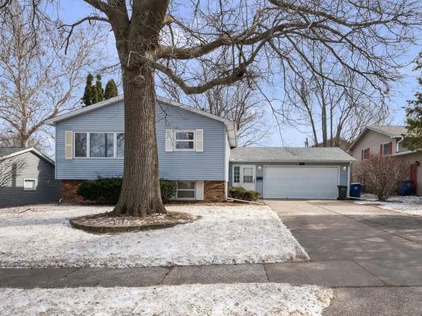 4015 Washington Ln, Davenport, IA 52806