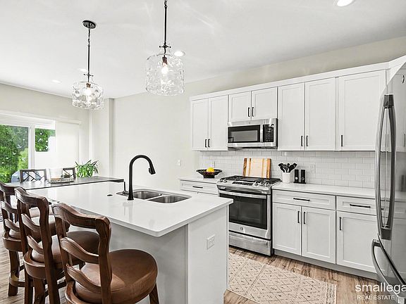 3rd image of 1018 Castlebay Way
