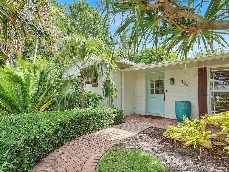 382 SE Edgewood Dr — Photo 1