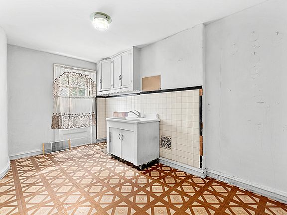 5th image of 68 Saint James Pl