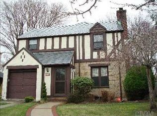 9 Birch Ln, Valley Stream, NY 11581