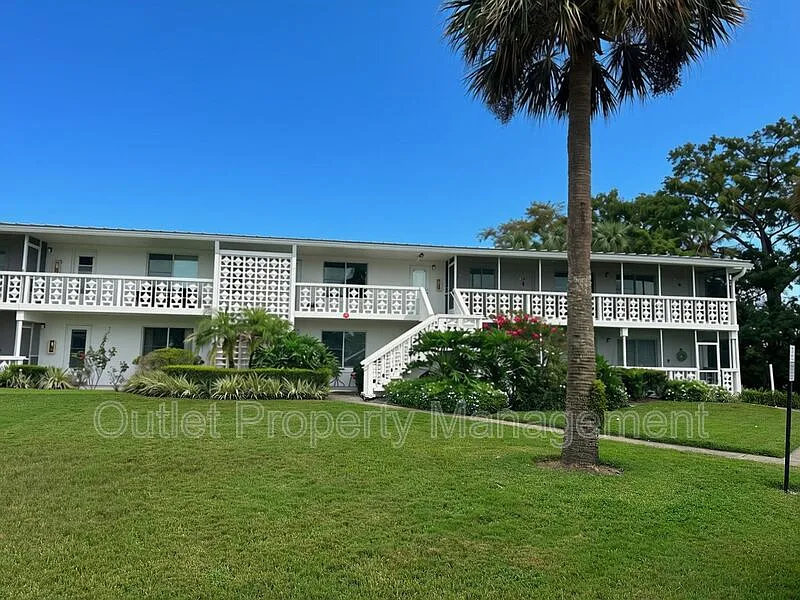 2 bed, 1.0 bath, 816 sqft, $1,745 — Photo 2