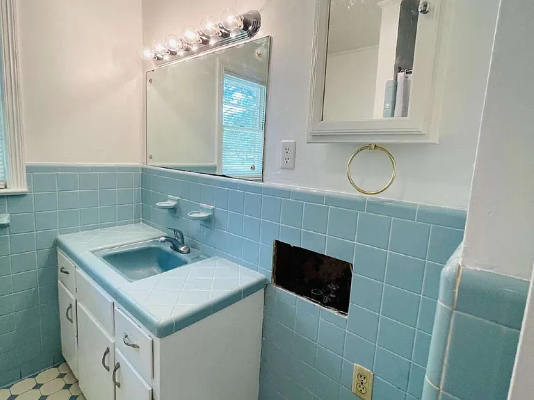 204 E James St — Photo 17