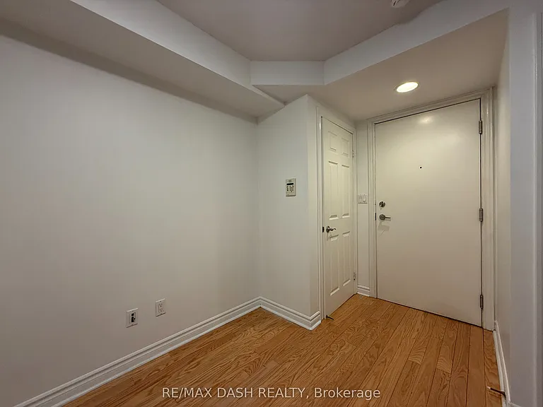 270 Wellington St W #802 — Photo 7