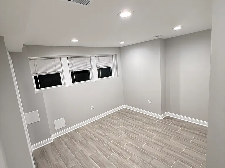 2952 N Nagle Ave #BASEMENT — Photo 2