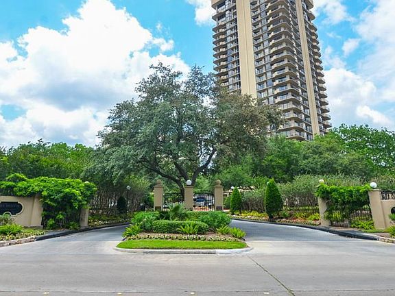 Street view entering drive