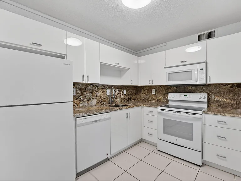760 SE 2nd Ave #D216 — Photo 11
