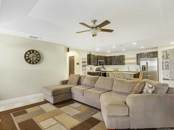 3rd image of 1013 SW Benchor Ave