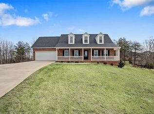 7798 Pinecone Ln, Hickory, NC 28602