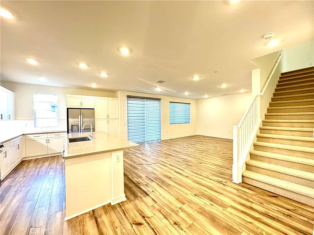 4 bed, 2316 sqft, $4,000 — Photo 3