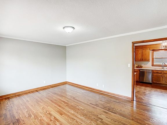 5th image of 612 E Iowa Ave