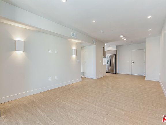 2nd image of 11837 Mayfield Ave #103