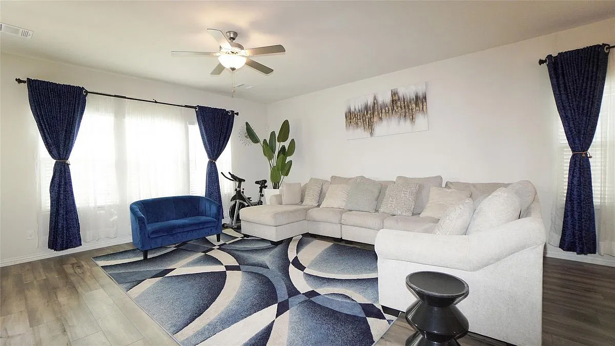 4 bed, 2.5 bath, 2647 sqft, $2,500 — Photo 2
