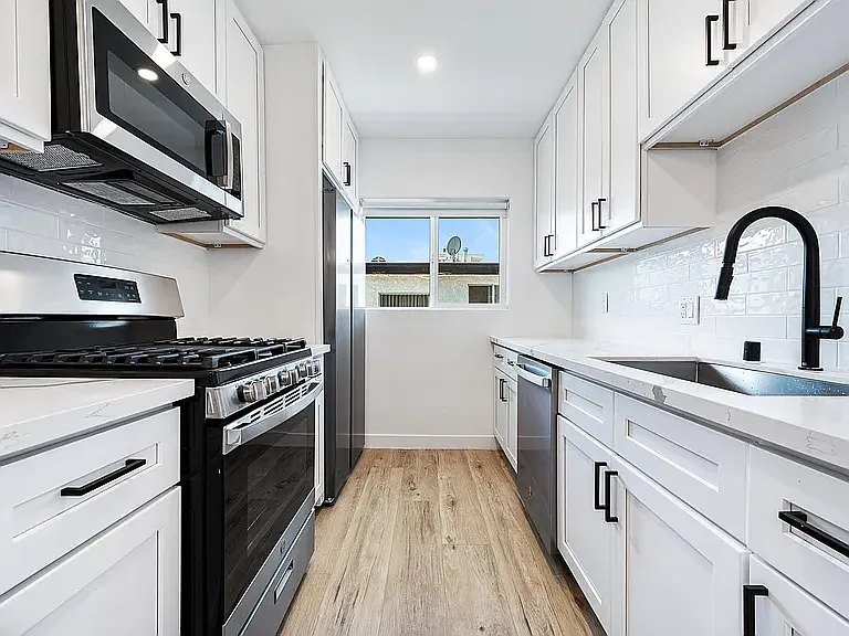 2 bed, 1000 sqft, $3,200 — Photo 2