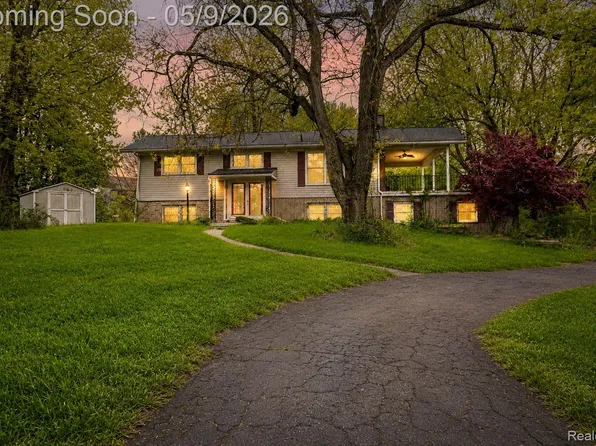 21411 Pontiac Trl, South Lyon, MI 48178