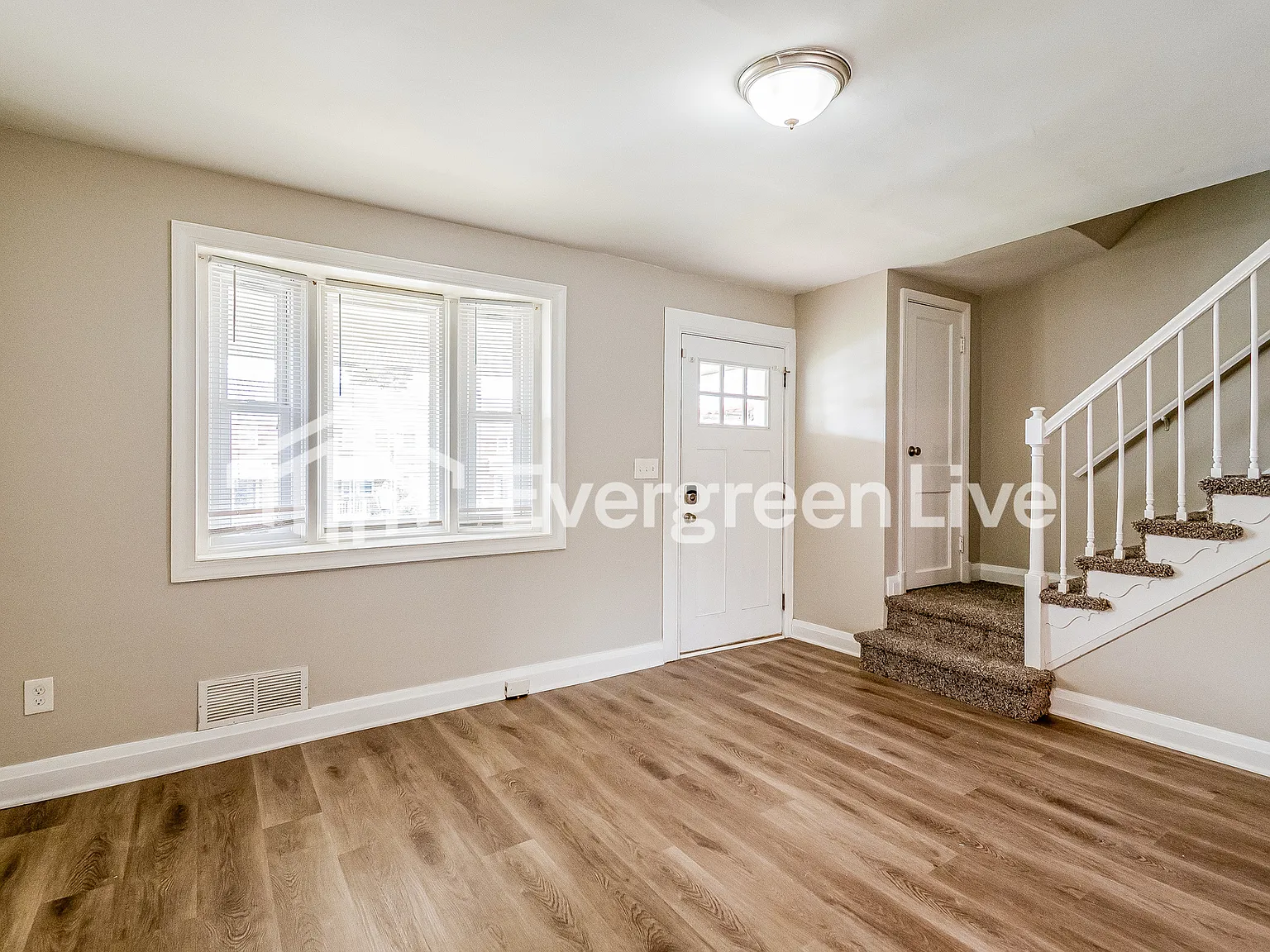 3 bed, 1.0 bath, 1008 sqft, $1,945 — Photo 3