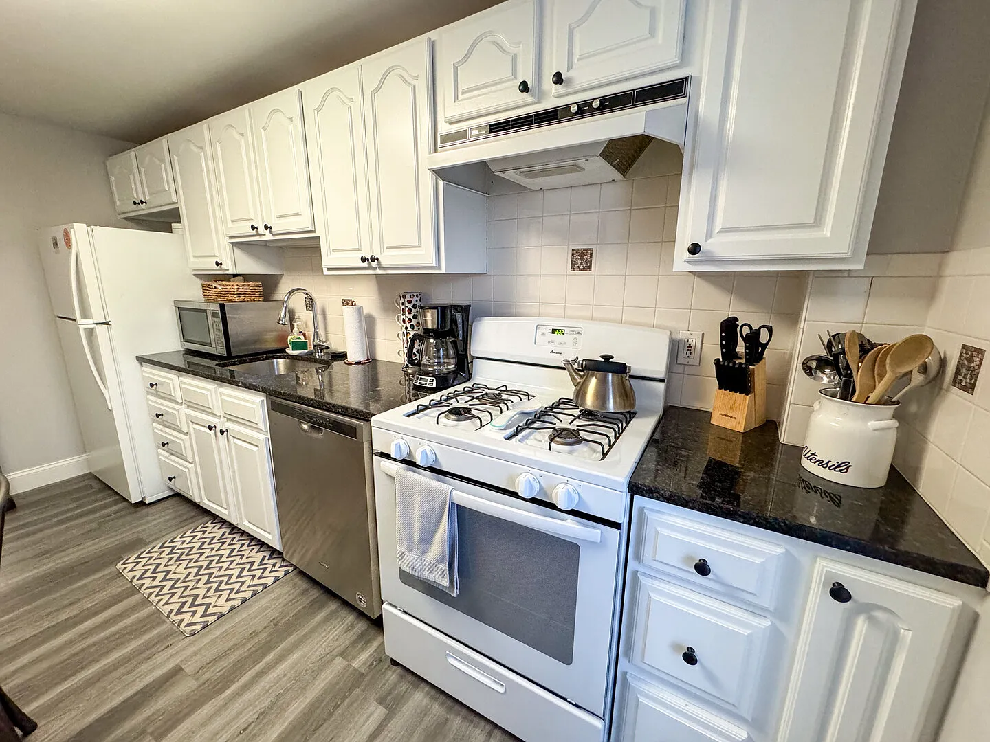 HAR73B Furnished 2-Bed in Brookline Village Longwood, Shops, MBTA — Photo 4