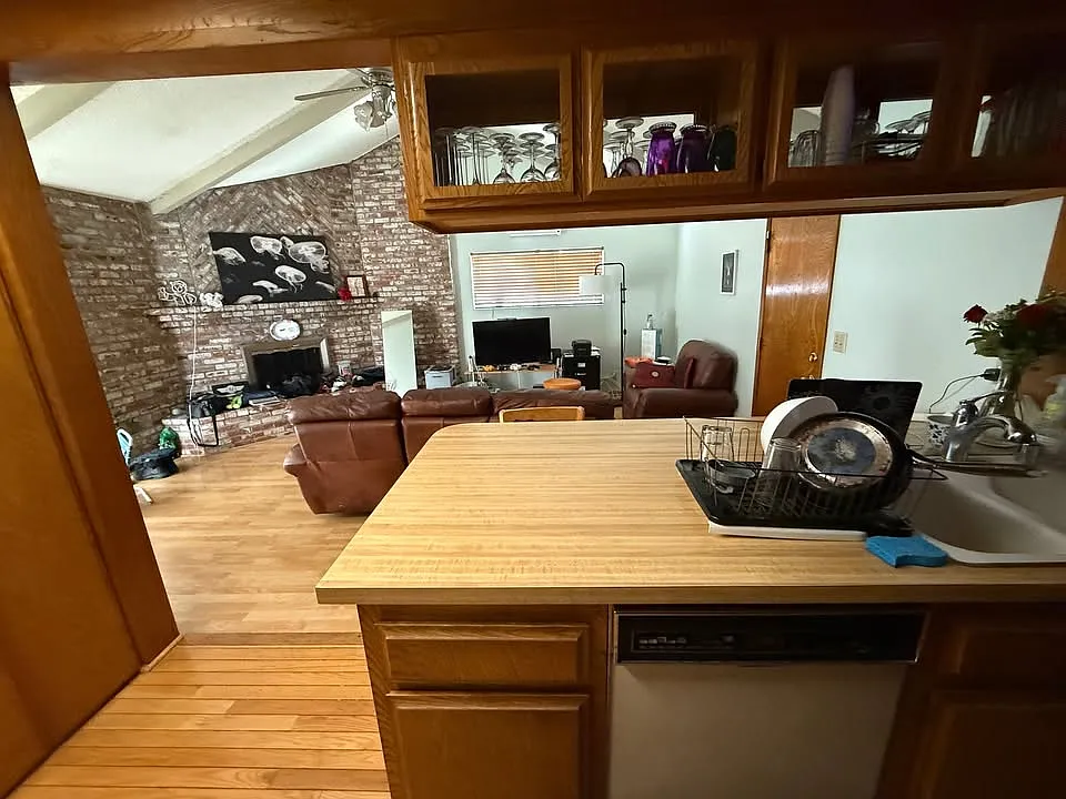 2 bed, 1.5 bath, 1352 sqft, $1,300 — Photo 4