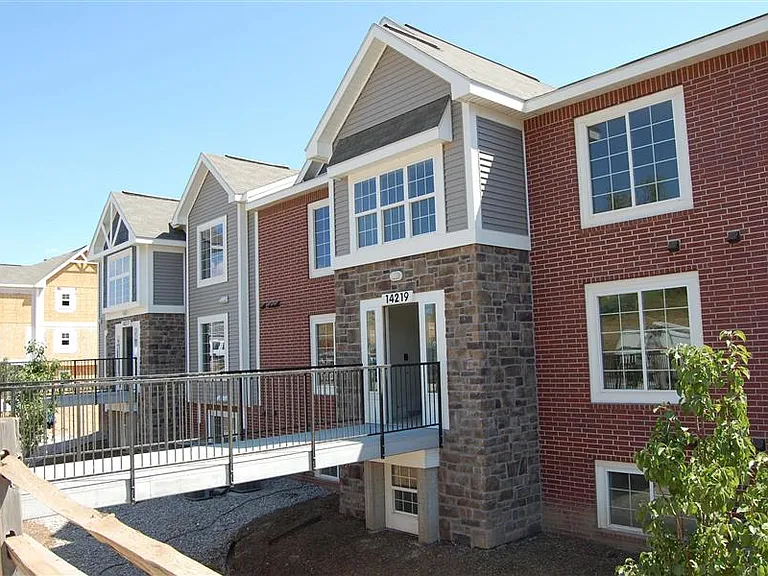 Colonial Pointe at Fairview Apartments — Photo 39
