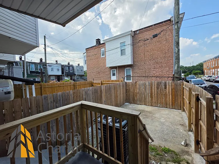 2920 E Madison St — Photo 30