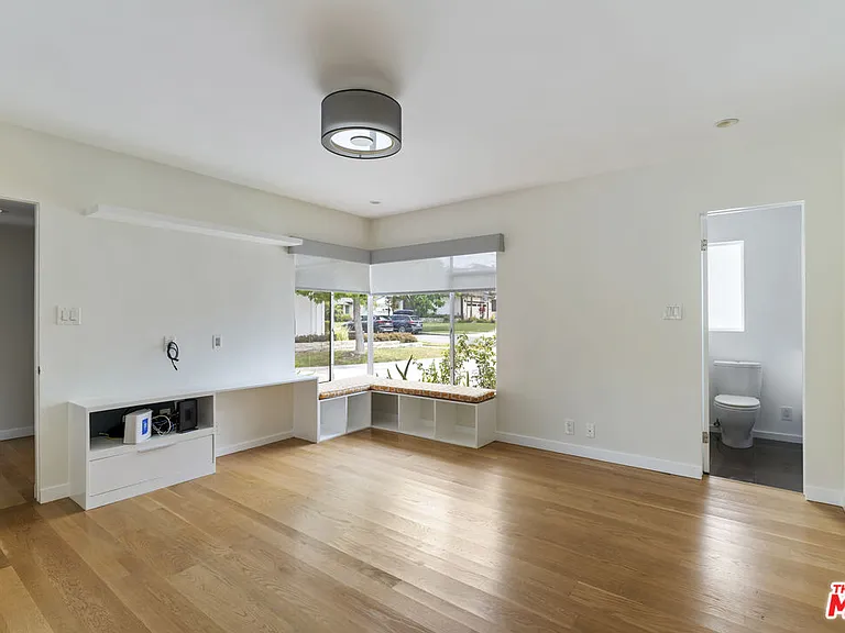 6225 S Corning Ave — Photo 16