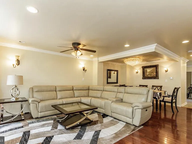 240 William Livingston Ct — Photo 9