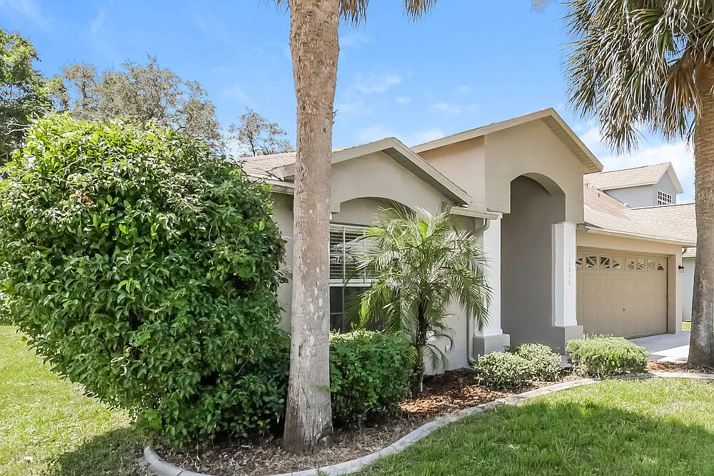 3 bed, 2.0 bath, 1599 sqft, $2,045 — Photo 3