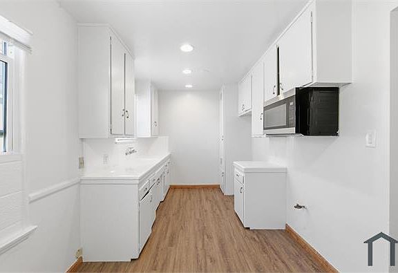 4th image of 20610 Hartland St #C