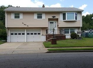 135 Rosewood Ln, Port Reading, NJ 07064