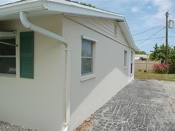 4th image of 439 SE Parkway Dr
