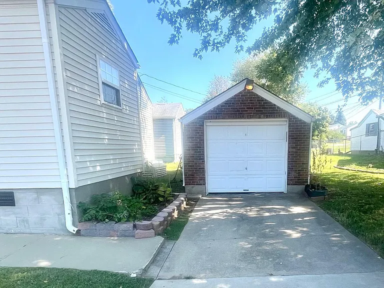 301 Poplar Dr — Photo 5