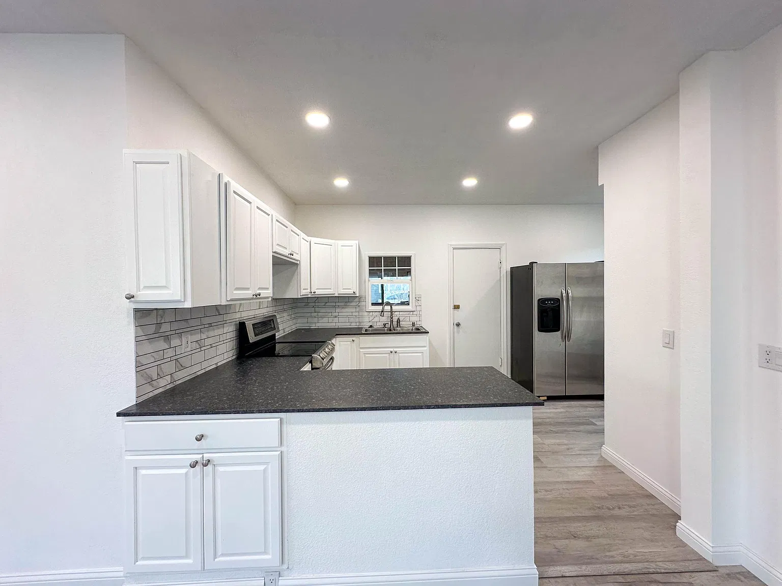 2 bed, 1000 sqft, $2,049 — Photo 3
