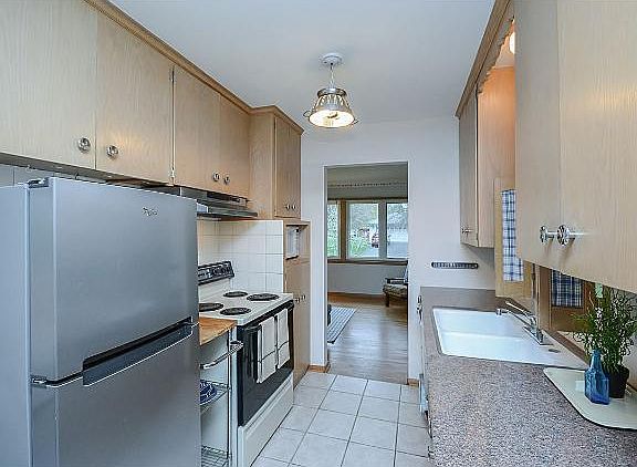 4th image of 476 Lovell Ave