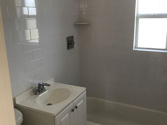 4th image of 4420 NE 1st Ter
