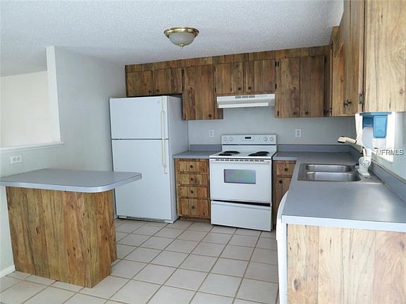 4th image of 3269 Village Ln