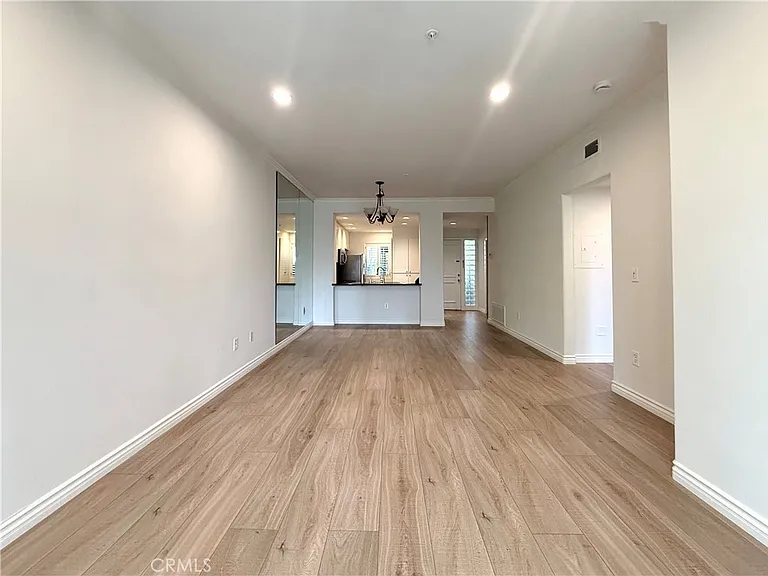 2243 Martin #110 — Photo 5