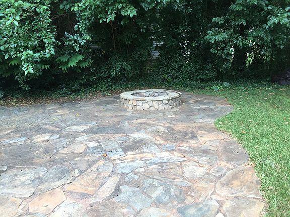 3rd image of 112 Parkwood Dr
