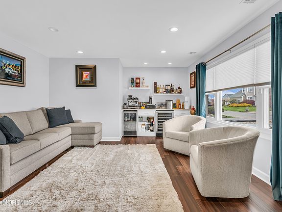 5th image of 933 Montauk Drive