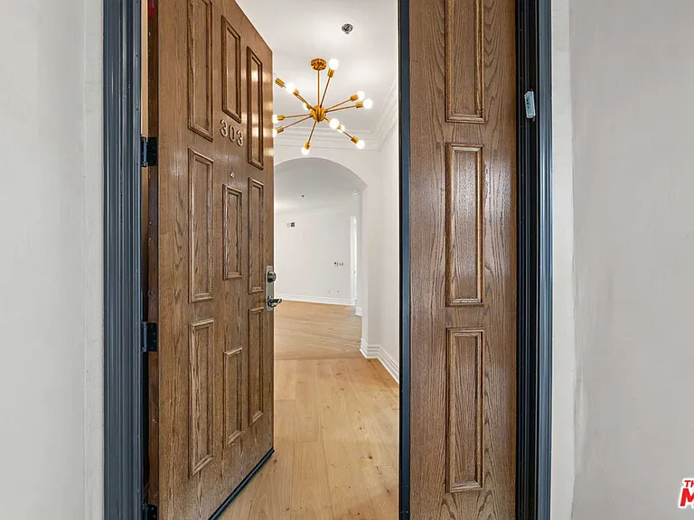 850 N Croft Ave #303 — Photo 28